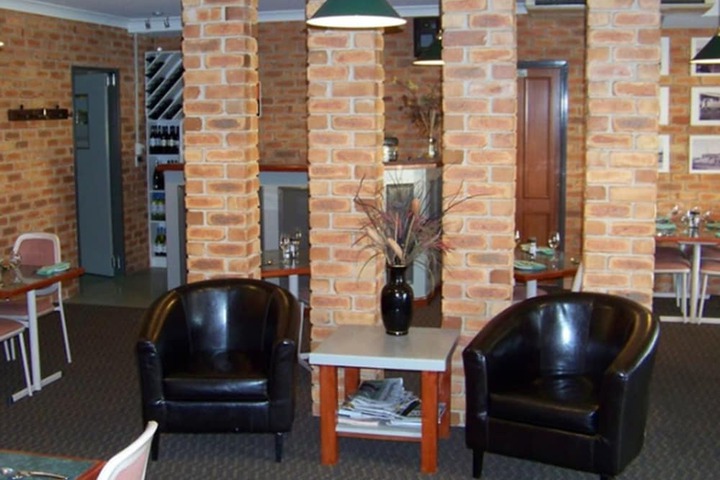 Lounge 72 of 77