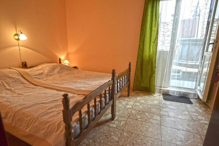 Room 4 of 18