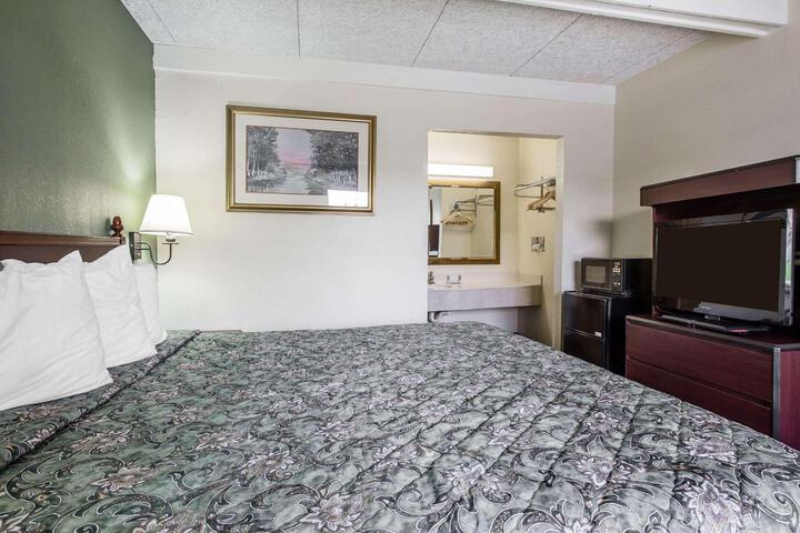 1 King Bed (8 of 8)