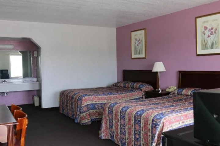 Room 4 of 8