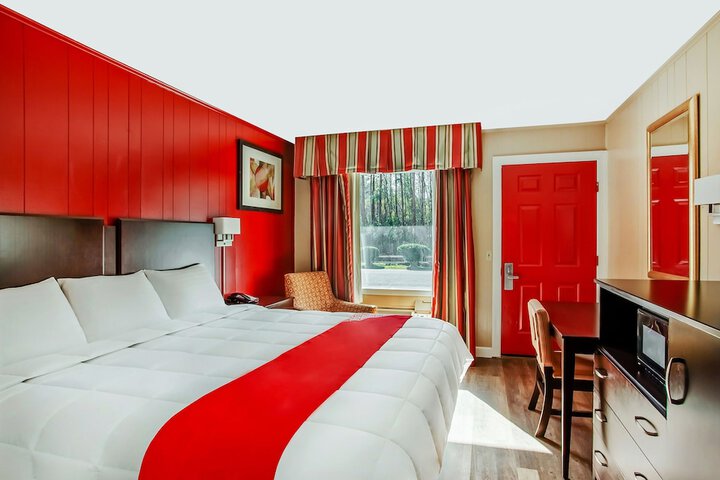 1 King Bed (4 of 7)