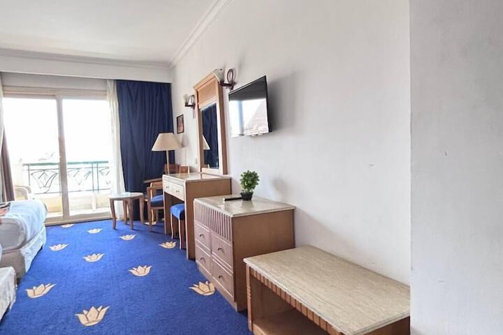 Room 33 of 117