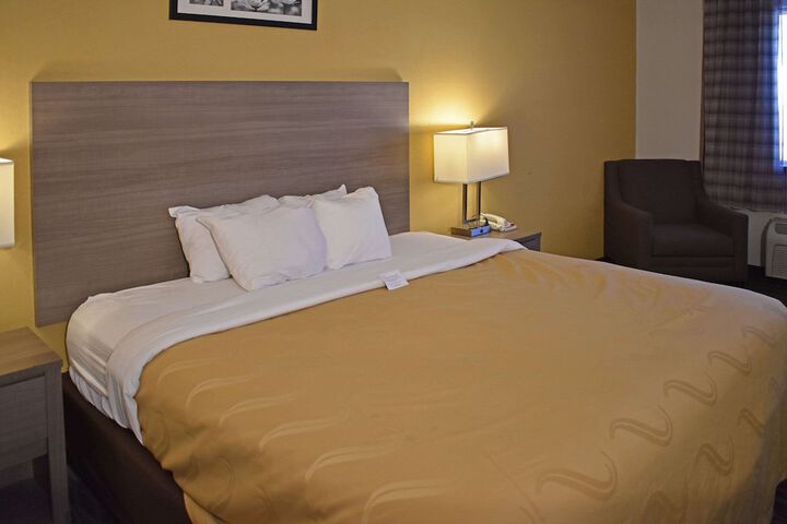 1 King Bed (16 of 18)