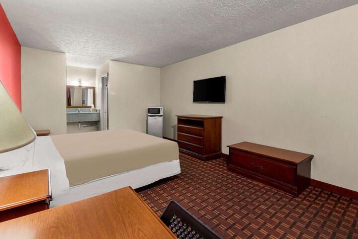 1 King Bed (9 of 17)