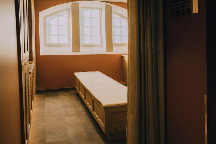 Room 13 of 98