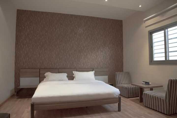 Room 6 of 25