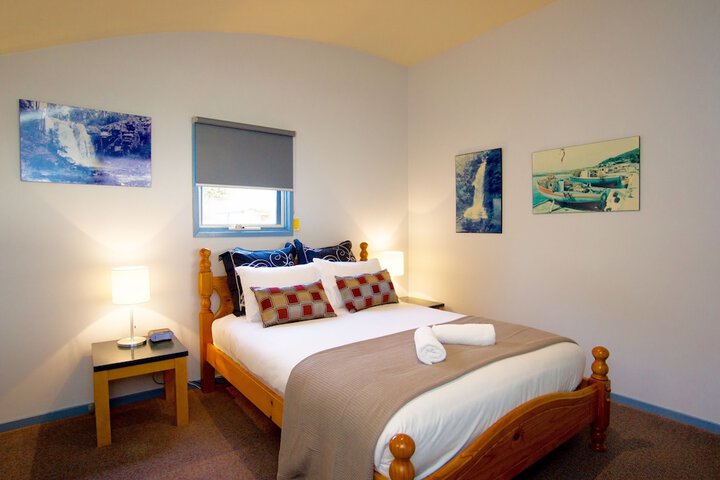 Room 6 of 28