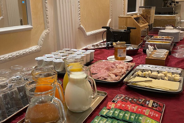 Dining 43 of 46
