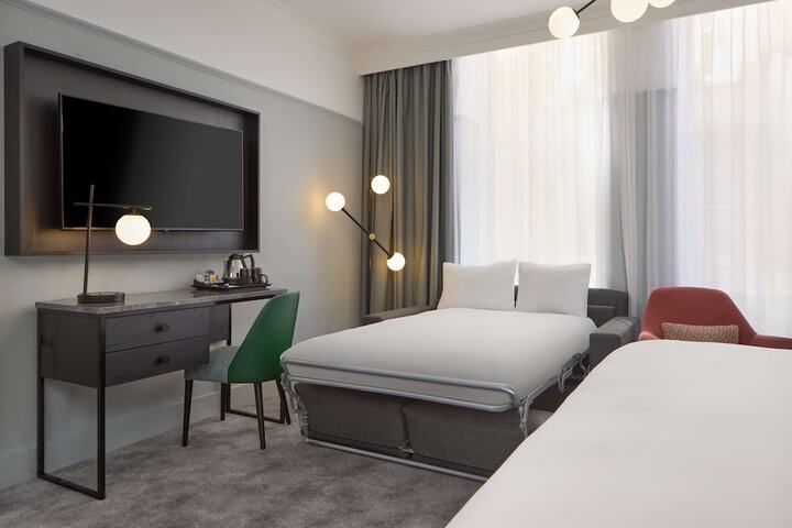Room 18 of 182