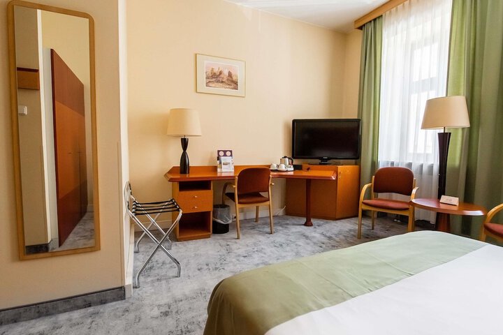 Room 53 of 168
