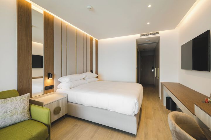 Room 16 of 211