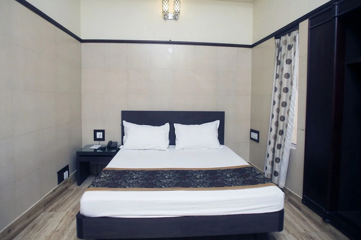 Room 4 of 11