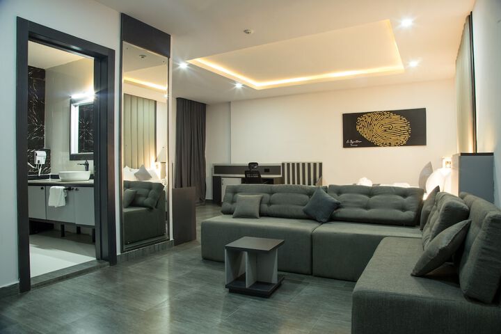 Room 6 of 32