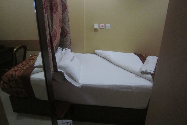 Room 13 of 33