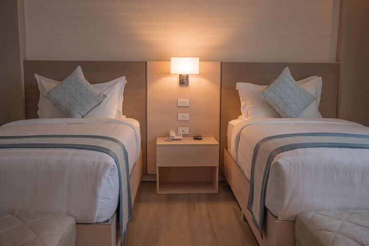 Room 6 of 76