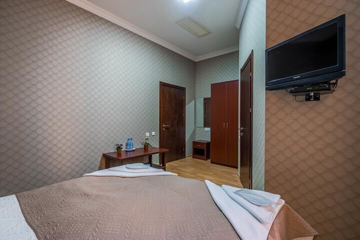 Room 4 of 12