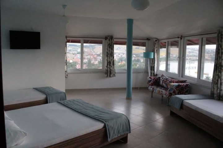 Room 6 of 14