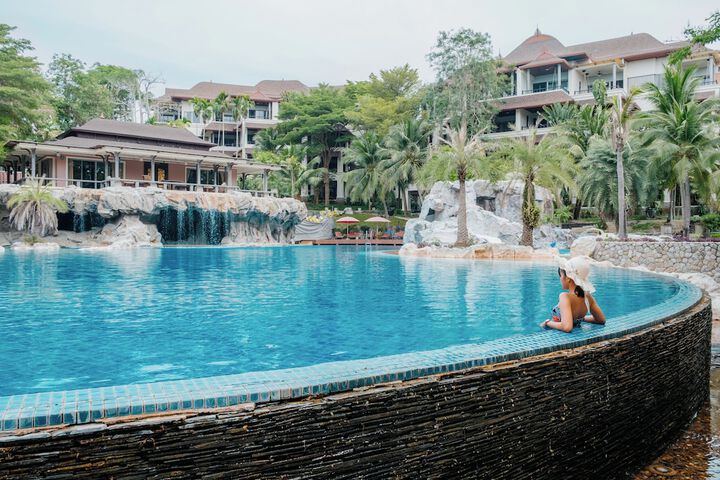 Hotel with Pool