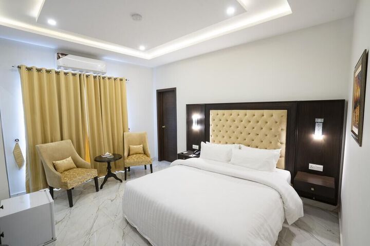 Room 30 of 43