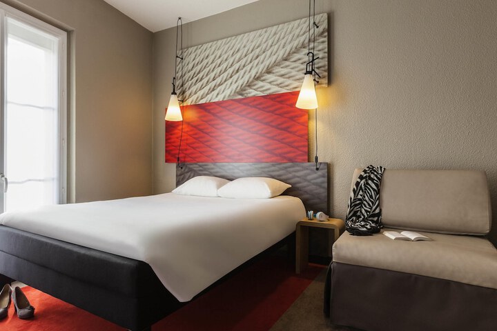 Room 16 of 38