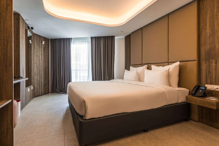 Room 33 of 177