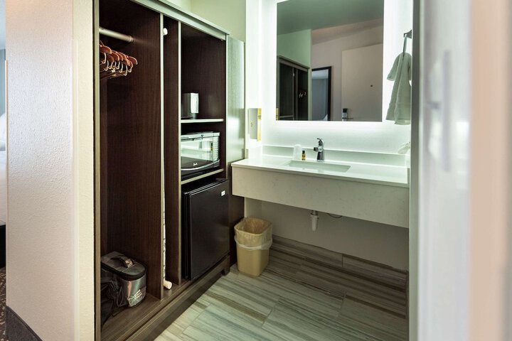 1 King Bed Exercise Bike Microwave, Refrigerator Walk in Shower Full Breakfast (3 of 30)