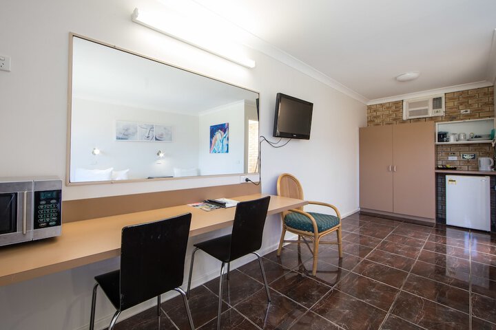 Room 10 of 32