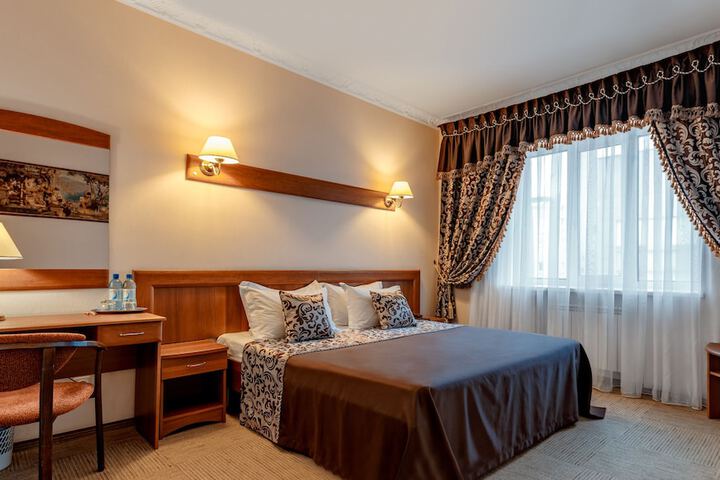 Room 10 of 32