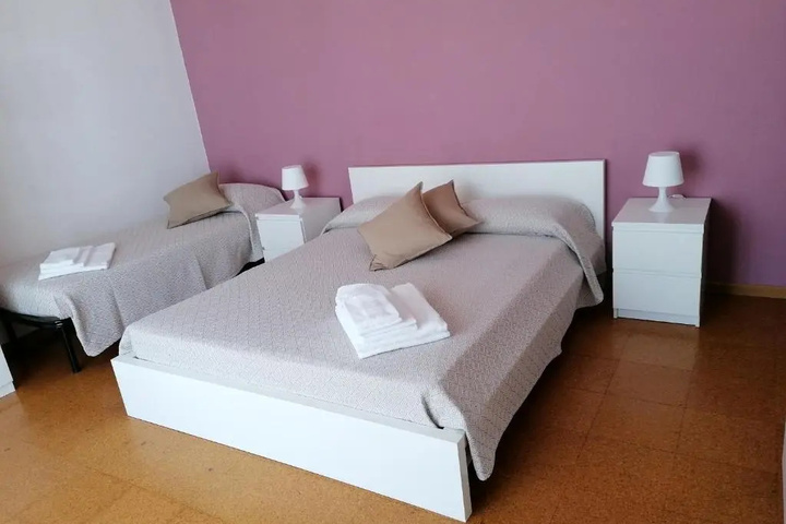 Room 4 of 12
