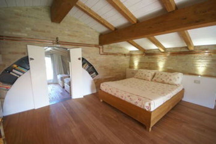 Room 7 of 16