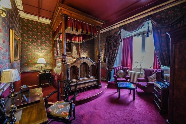 Room 28 of 84