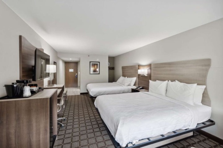 2 Queen Beds (1 of 4)