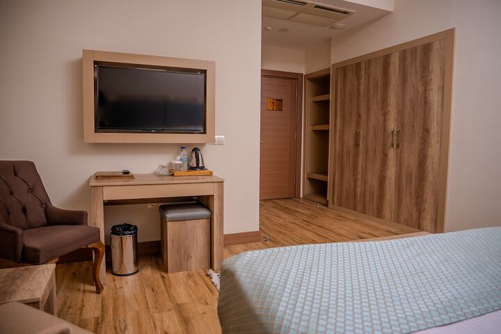 Room 32 of 66
