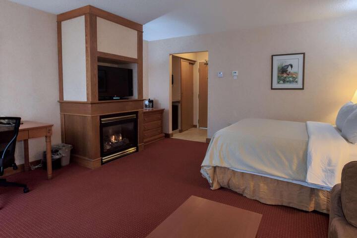 1 Queen Bed (10 of 40)