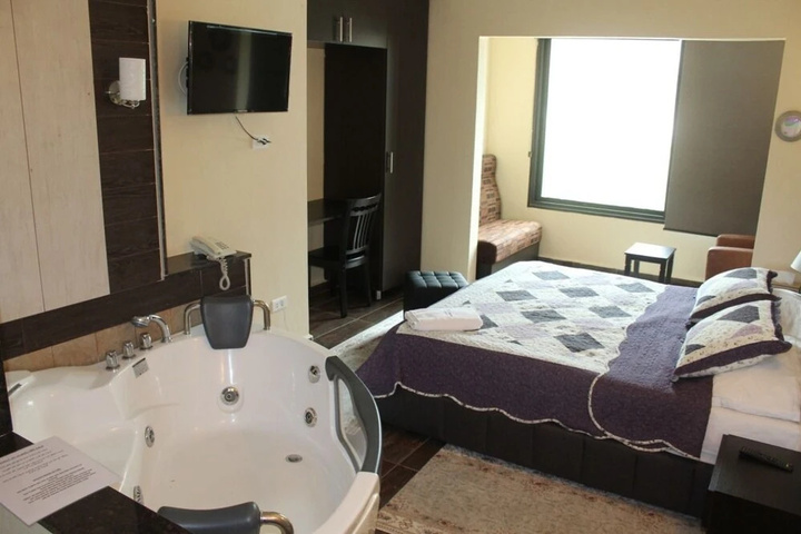 Room 5 of 18
