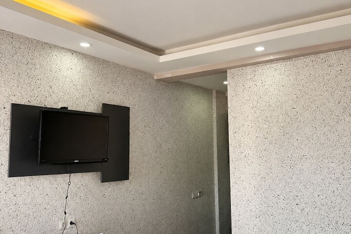 Room 6 of 63