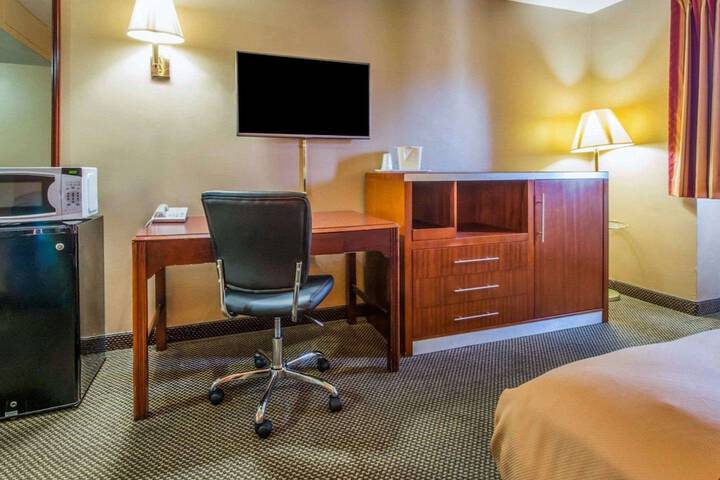1 King Bed (1 of 8)