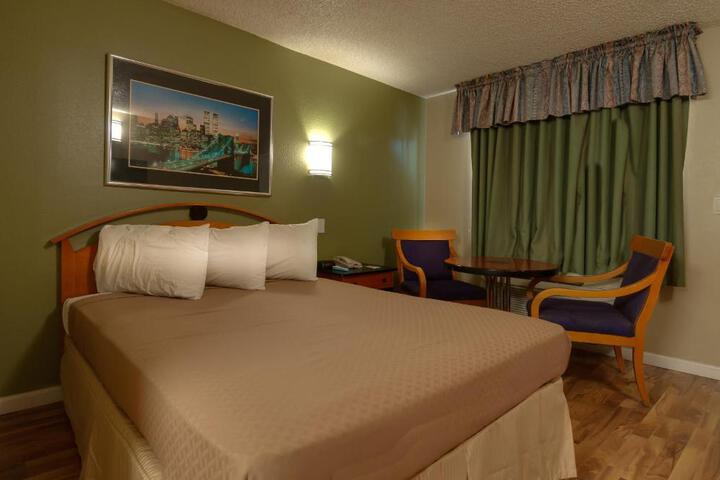 1 Queen Bed (10 of 12)