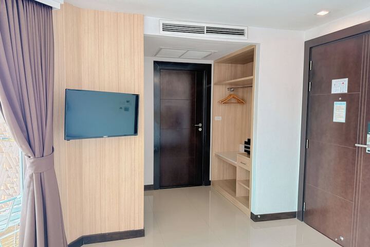 Room 8 of 23