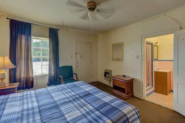Room 6 of 10