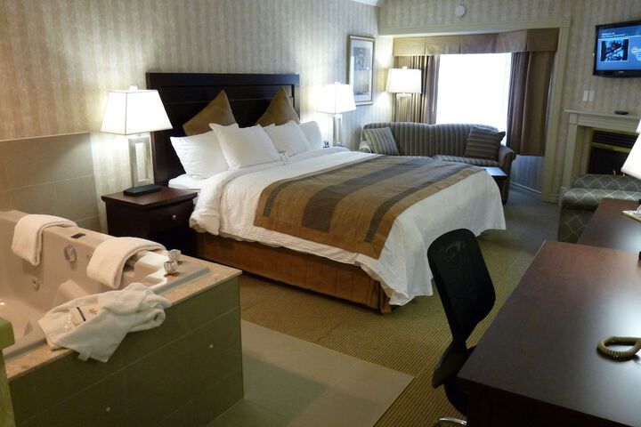 1 King Bed Gretzky Wing Microwave and Refrigerator Sofa Bed High Speed Internet Accessible Full Breakfast (16 of 33)