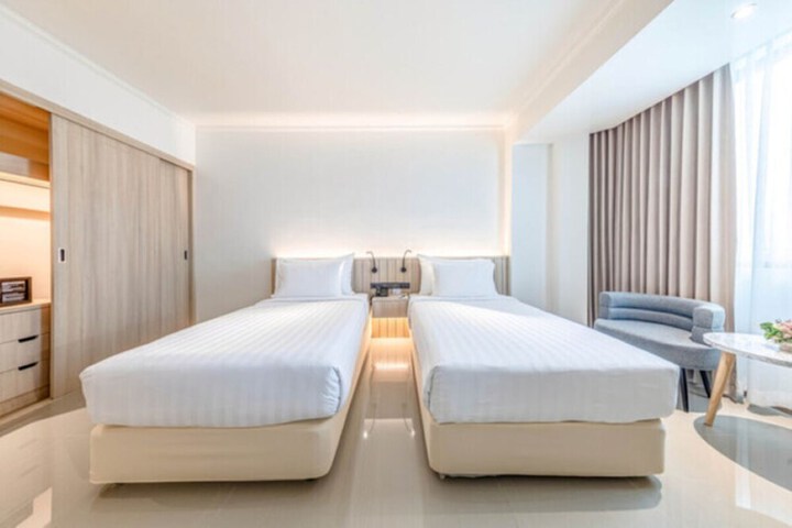 Room 28 of 87
