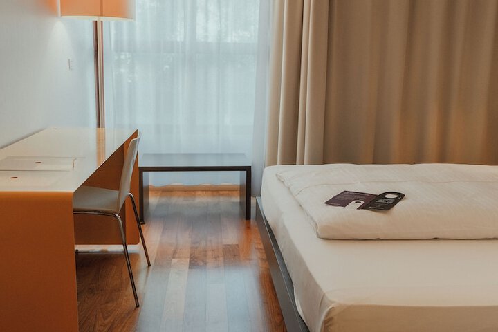 Room 32 of 102