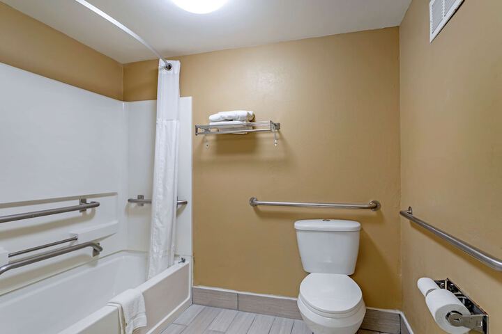 1 King Bed Room High Speed Internet Accessible Microwave and Refrigerator Work Desk Contine (18 of 18)