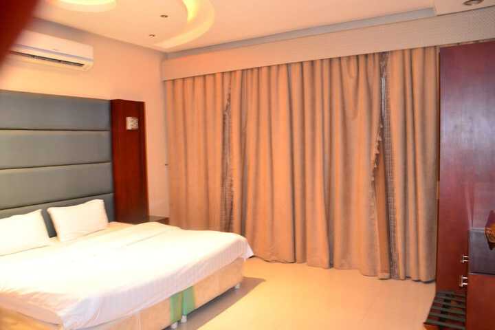 Room 10 of 36