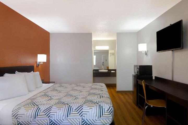 1 King Bed Micfridge (3 of 9)