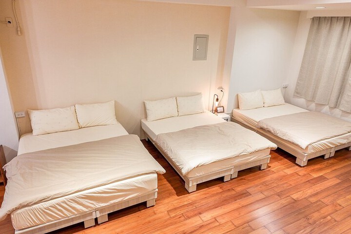 Room 5 of 93