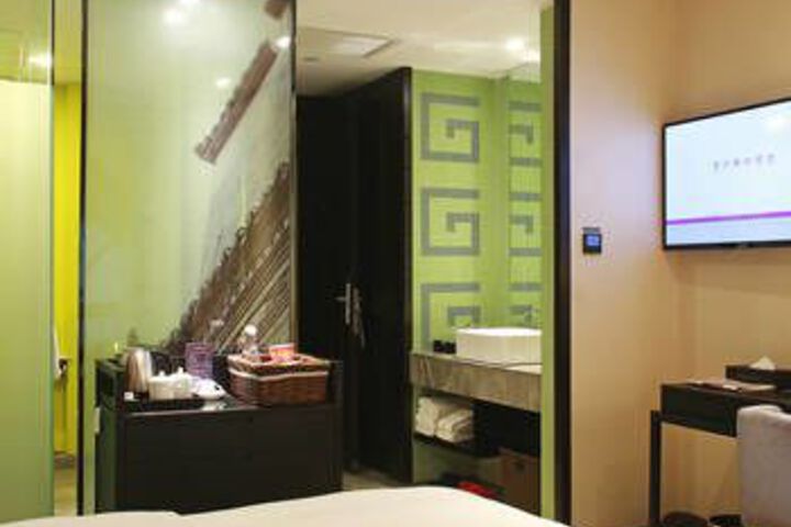 Room 5 of 8