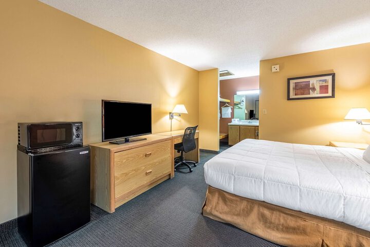1 King Bed (4 of 15)