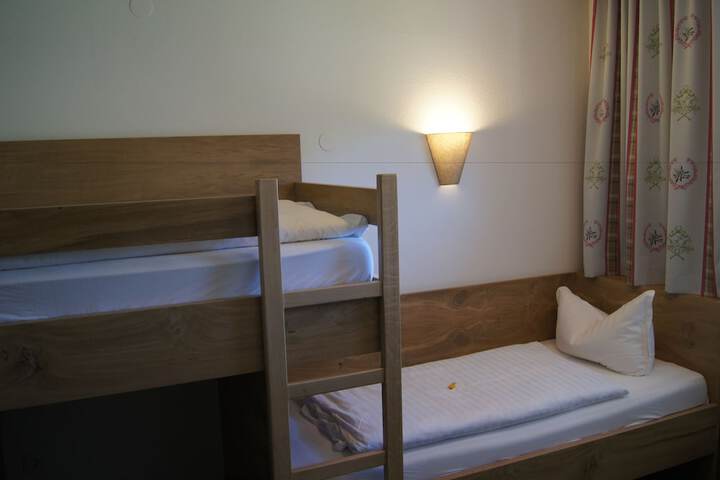 Room 27 of 82